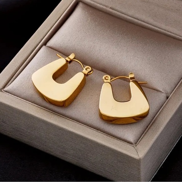 NWT geometric gold chunky hoops ✨ - Picture 5 of 5